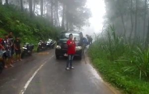 Tanah Longsor Tutup Total Jalan Trenggalek – Tulungagung di Desa Depok, Bendungan